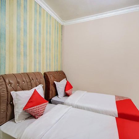 Oyo 3389 Sonya Homestay Syariah Tebing Tinggi Екстер'єр фото
